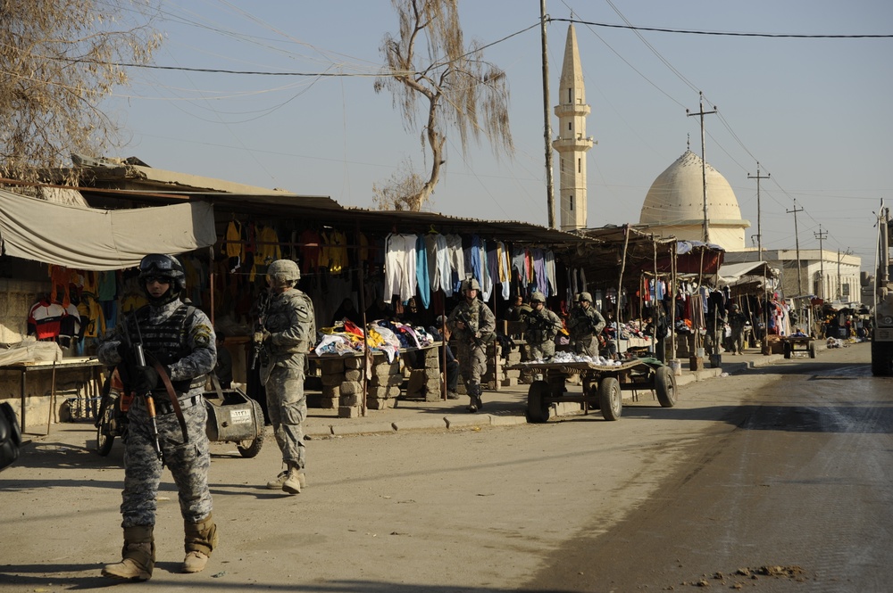Patrol in the Al Rissala market in Mosul