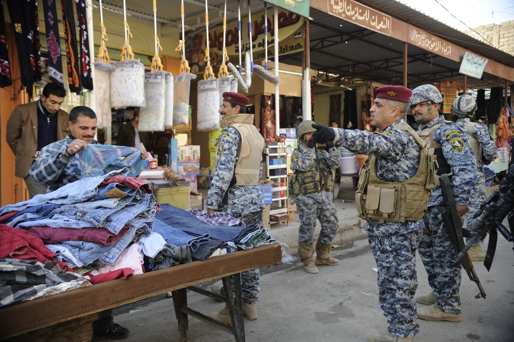 Patrol in the Al Rissala market in Mosul