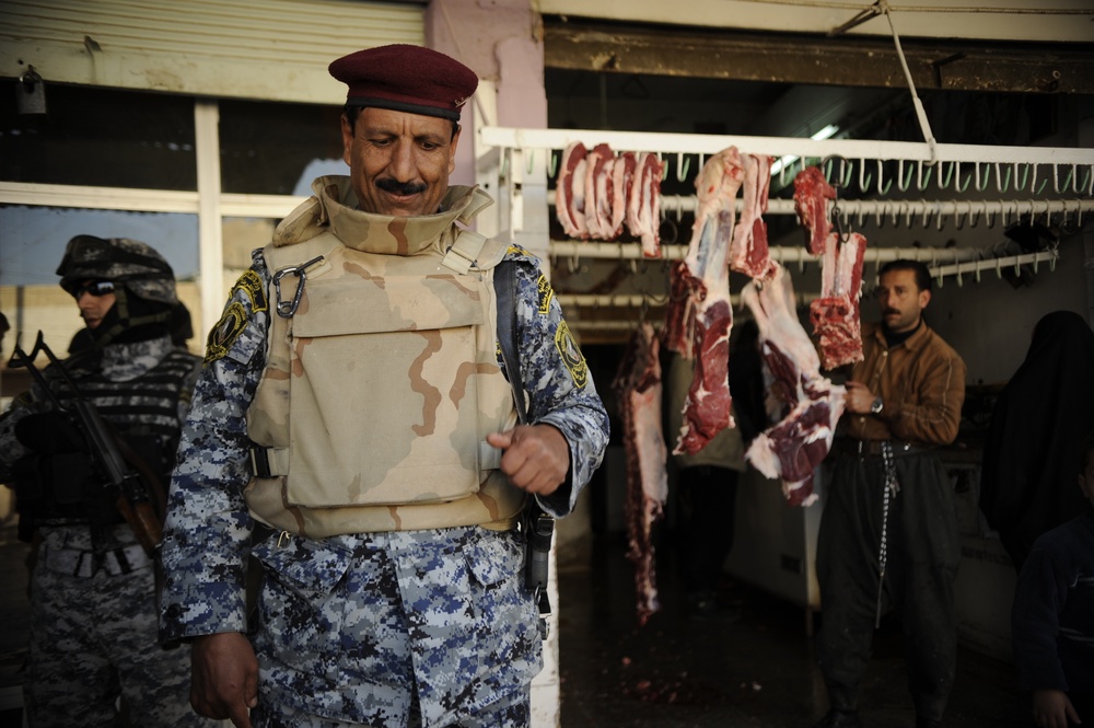 Patrol in the Al Rissala market in Mosul