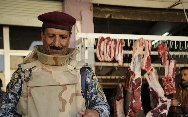 Patrol in the Al Rissala market in Mosul