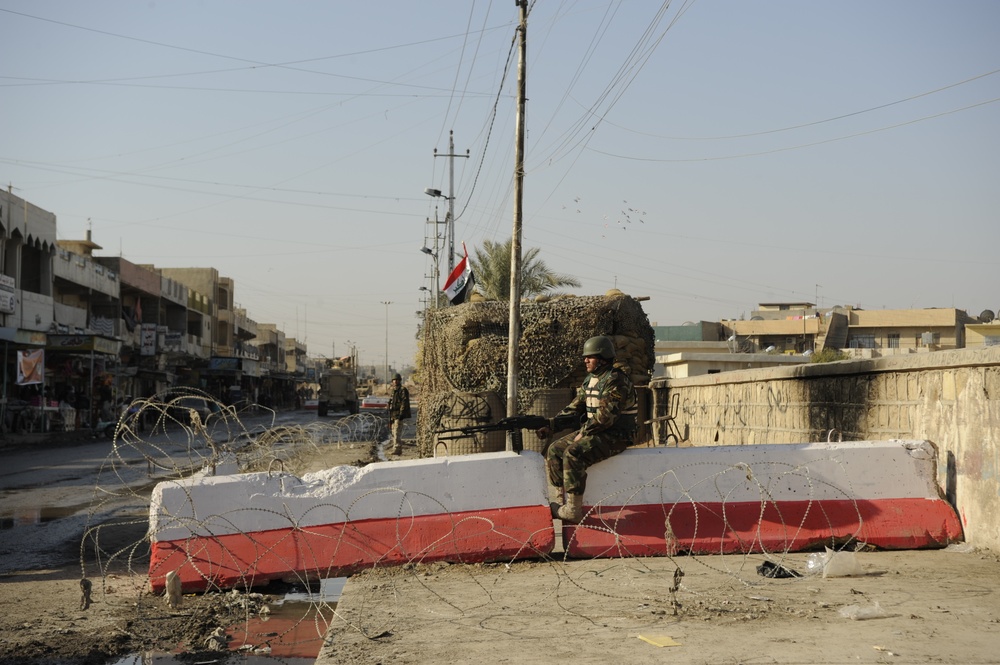 Patrol in the Al Rissala market in Mosul