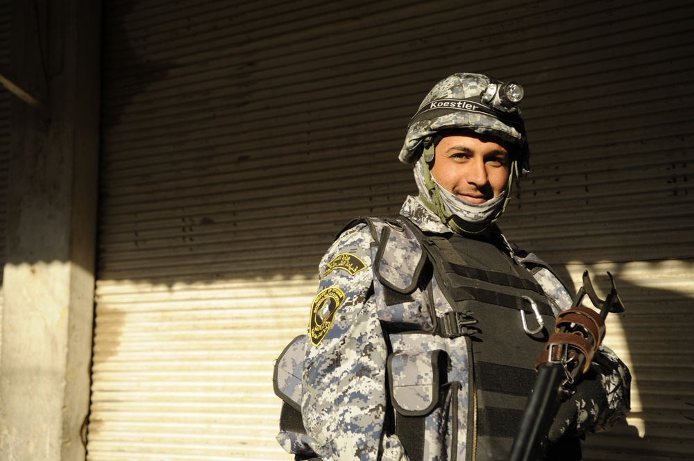 Patrol in the Al Rissala market in Mosul