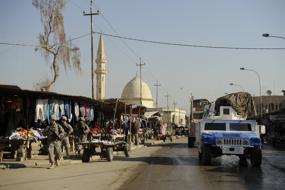 Patrol in the Al Rissala market in Mosul