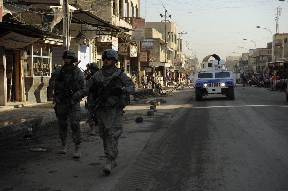Patrol in the Al Rissala market in Mosul