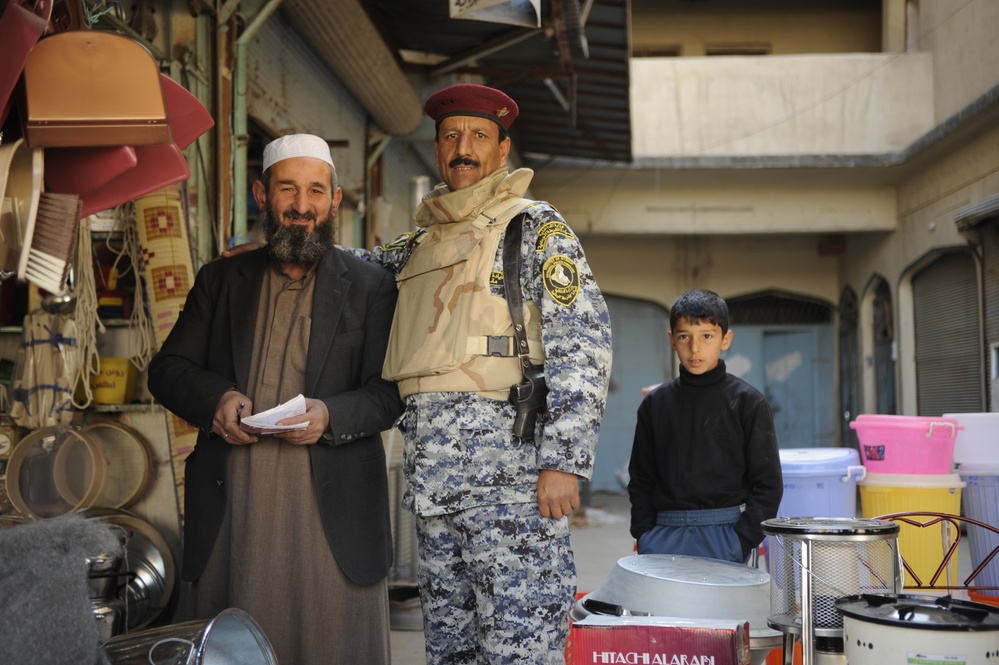 Patrol in the Al Rissala market in Mosul