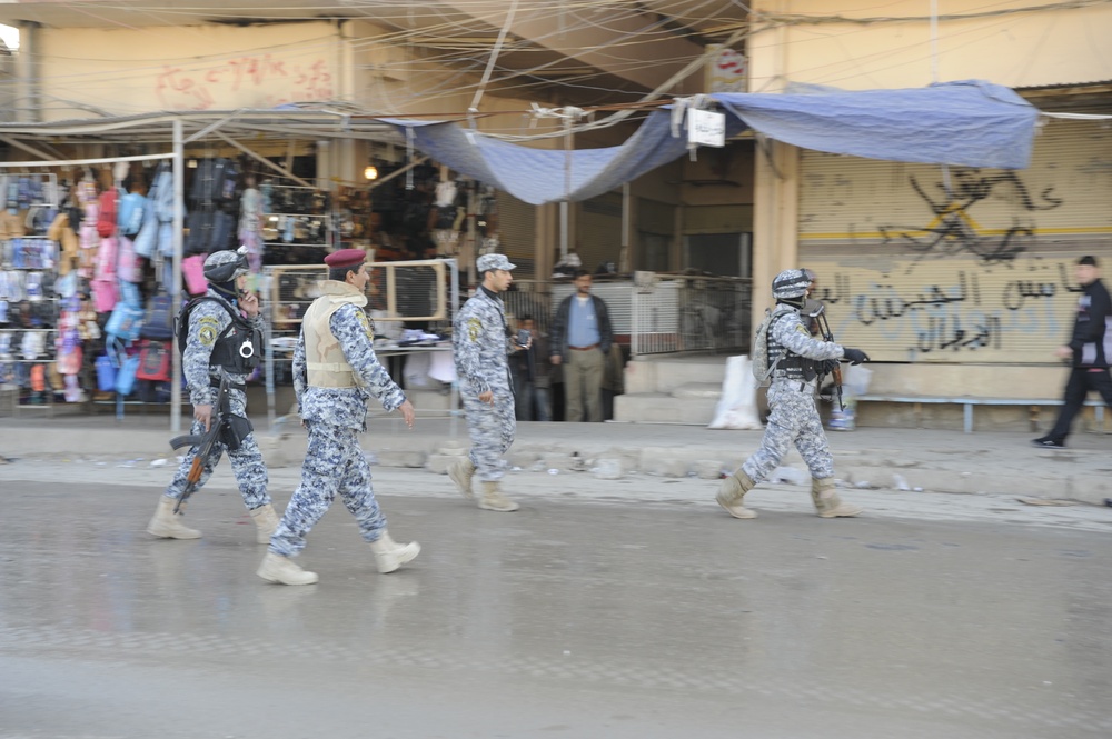 Patrol in the Al Rissala market in Mosul
