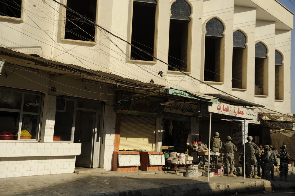 Patrol in the Al Rissala market in Mosul