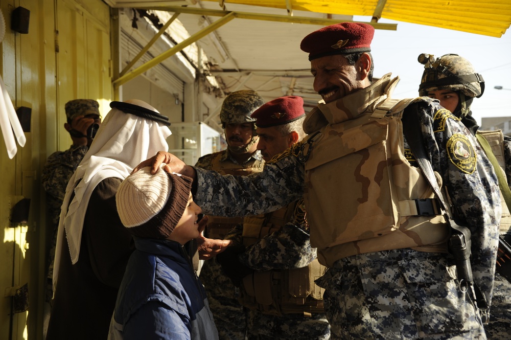 Patrol in the Al Rissala market in Mosul