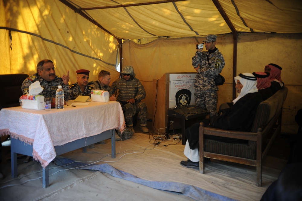 Patrol in the Al Rissala market in Mosul