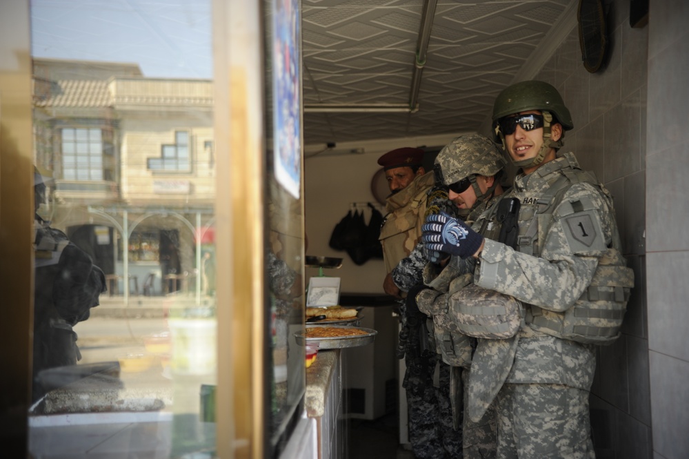 Patrol in the Al Rissala market in Mosul