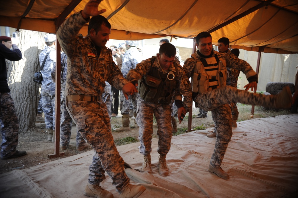 Patrol in the Al Rissala market in Mosul