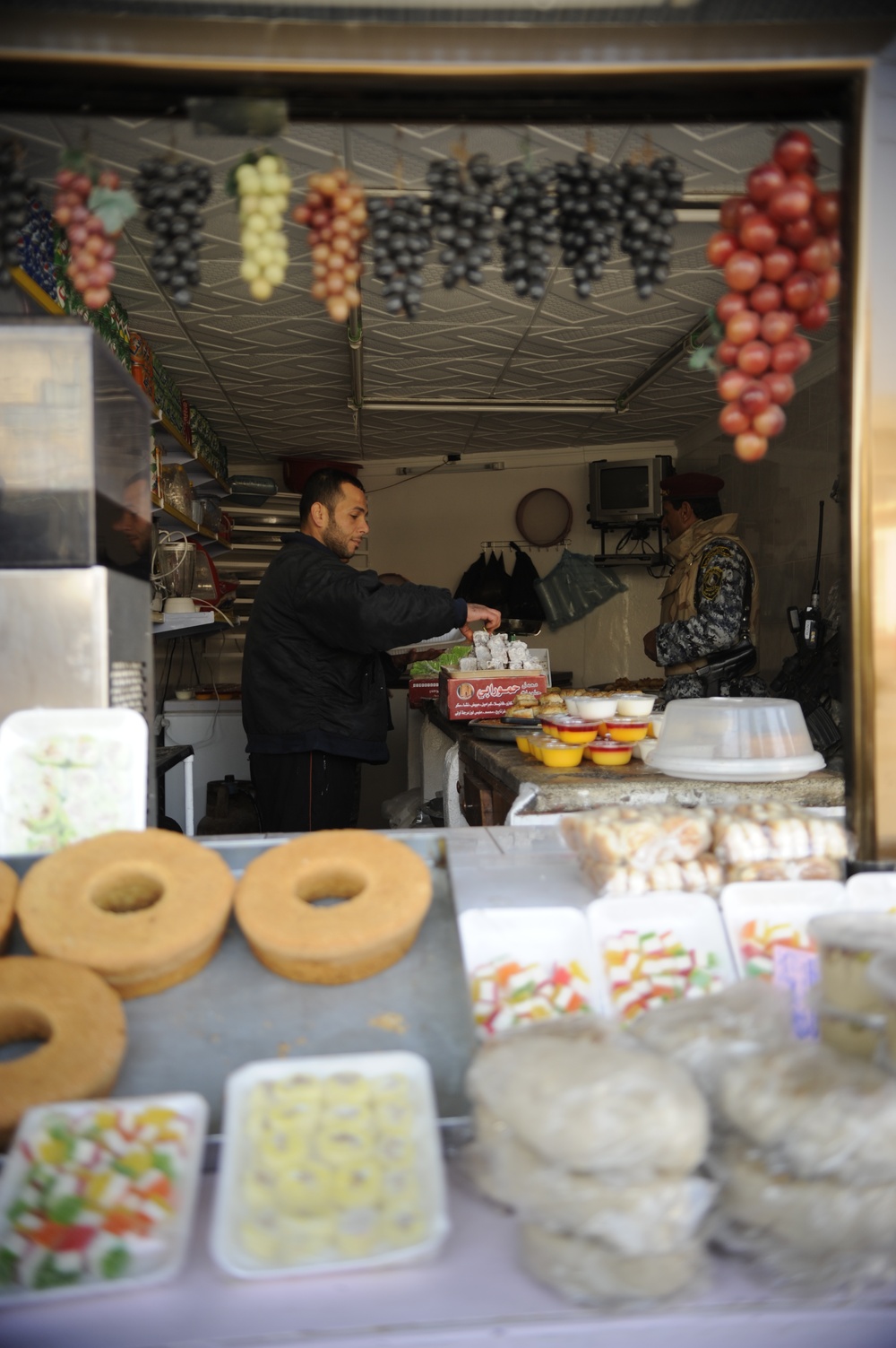 Patrol in the Al Rissala market in Mosul