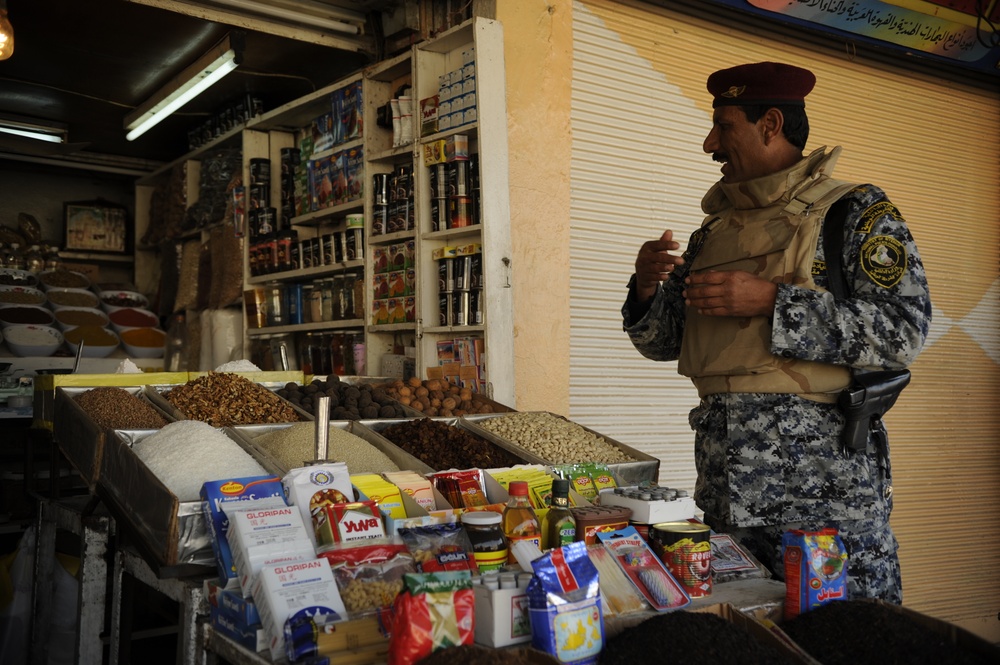 Patrol in the Al Rissala market in Mosul