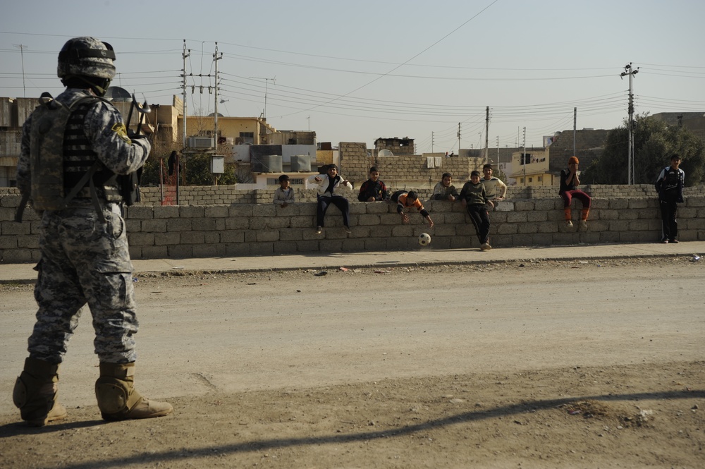 Patrol in the Al Rissala market in Mosul