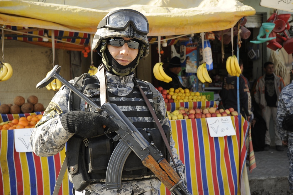 Patrol in the Al Rissala market in Mosul
