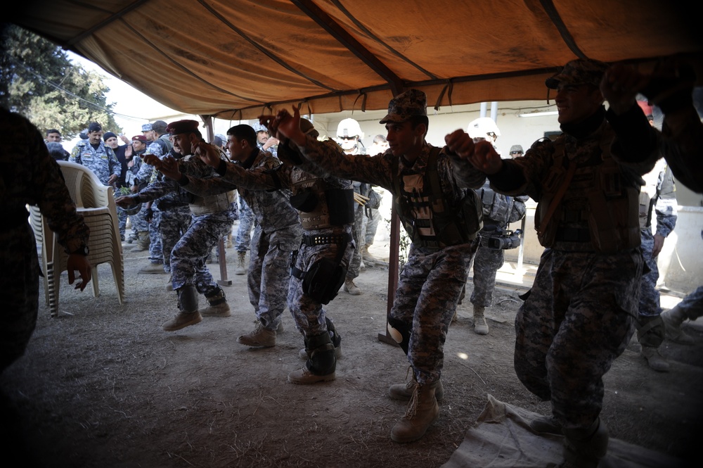 Patrol in the Al Rissala market in Mosul