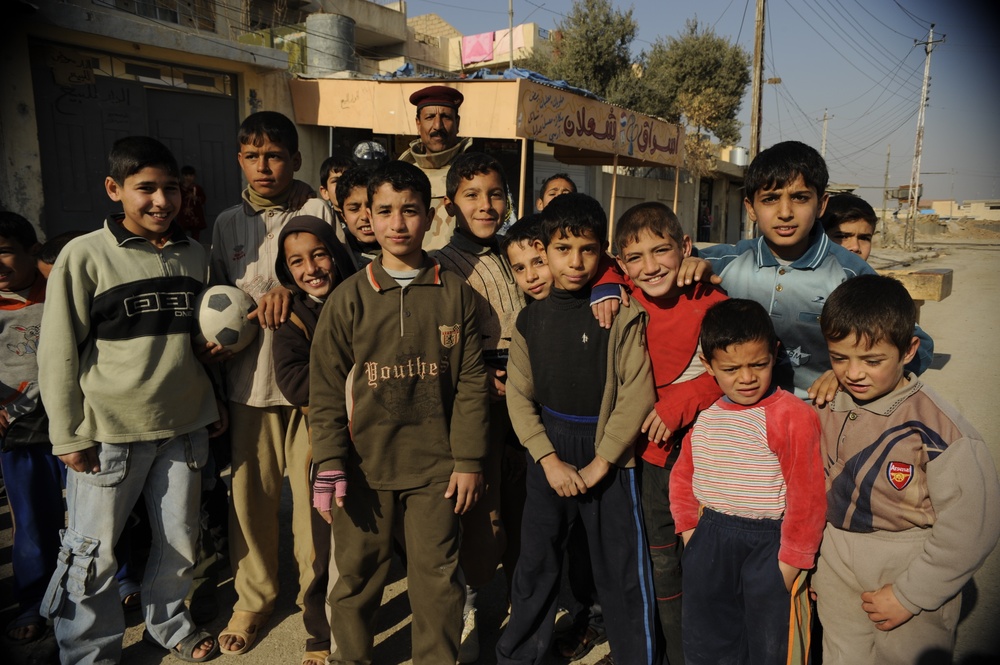 Patrol in the Al Rissala market in Mosul