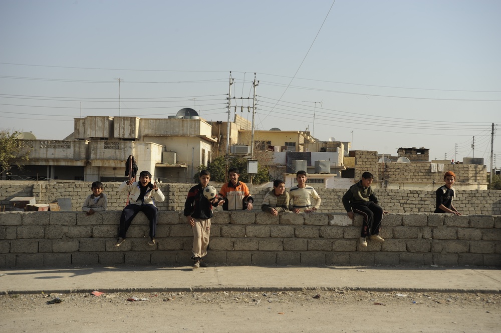 Patrol in the Al Rissala market in Mosul