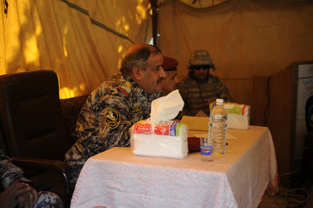 Patrol in the Al Rissala market in Mosul