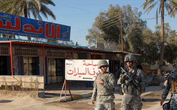 Patrol in Mahawil, Iraq