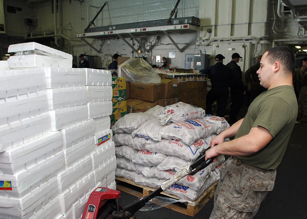 DVIDS - Images - Loading up aboard the USS Iwo Jima [Image 2 of 2]