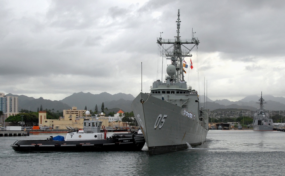 HMAS Melbourne arrives in Pearl Harbor