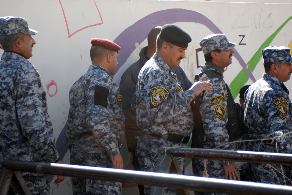 Iraqi Police, National Police place their votes in Istaqlal