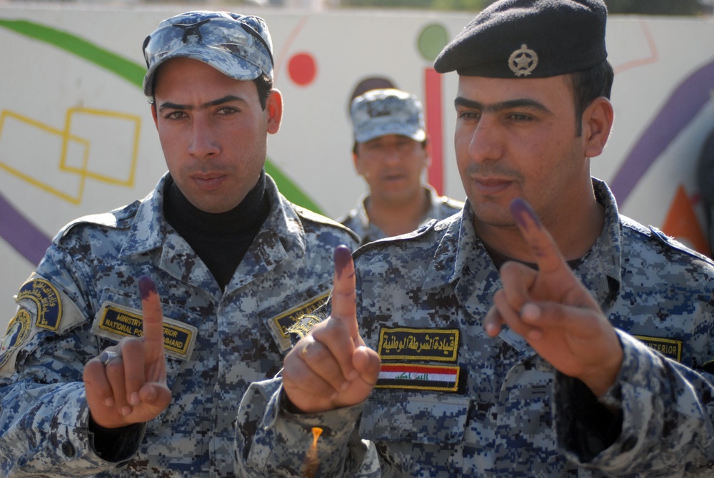 Iraqi Police, National Police place their votes in Istaqlal