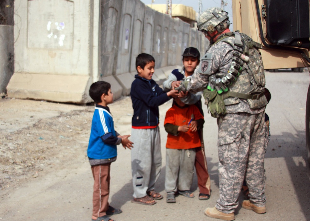 Multi-National Division - Baghdad Soldiers secure with smiles