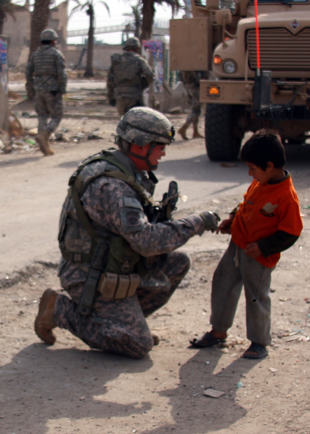 Multi-National Division - Baghdad Soldiers secure with smiles