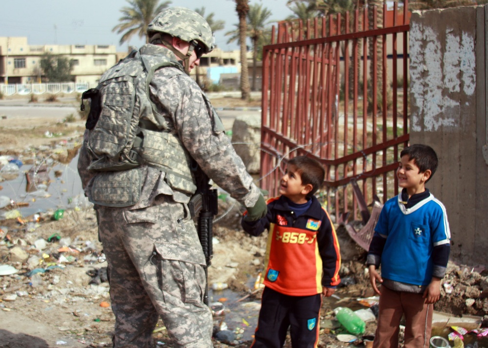 Multi-National Division - Baghdad Soldiers secure with smiles