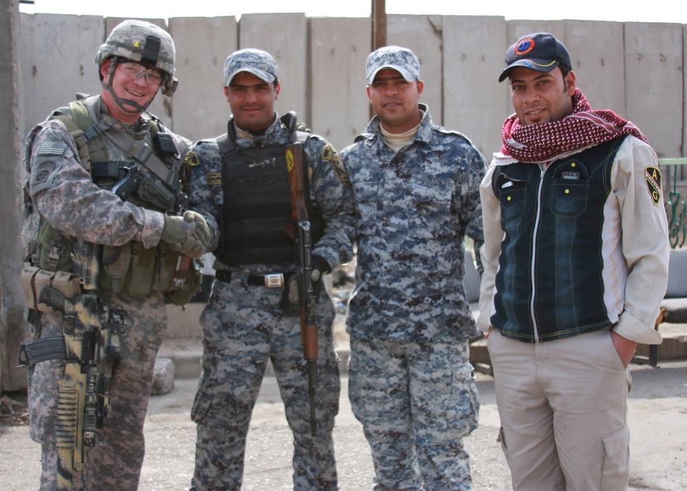 Multi-National Division - Baghdad Soldiers secure with smiles