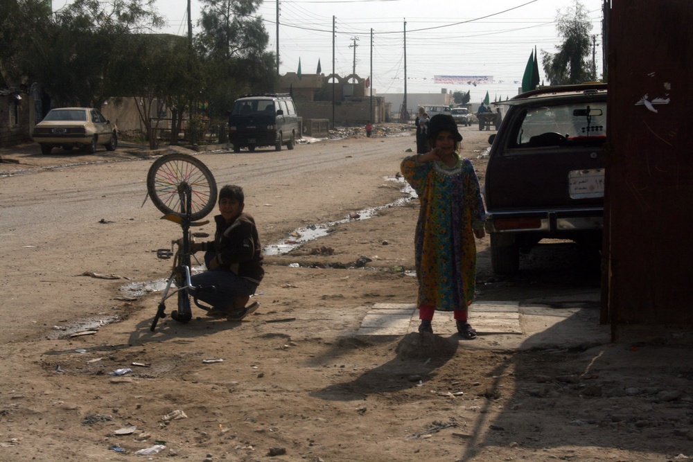 Wolfhounds, Iraqi police checkout daily life in Hussaniyah