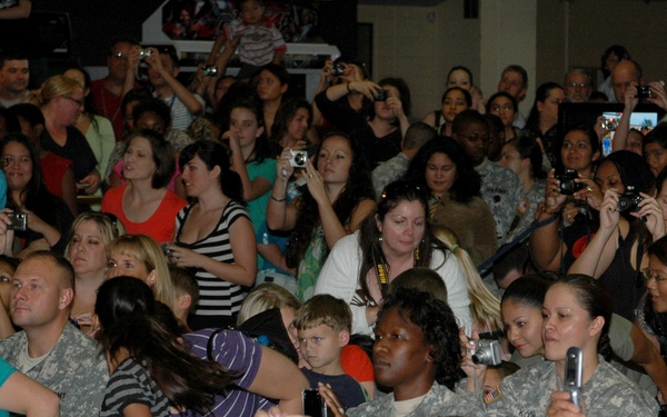 'Ace of Cakes' Treats U.S. Army, Hawaii to Special Military Cake