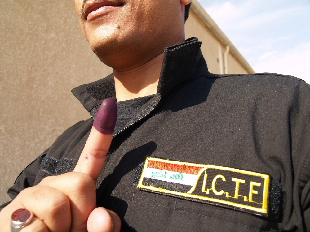 Iraqi Special Operations Forces Soldiers cast vote early, stand ready to defend democracy