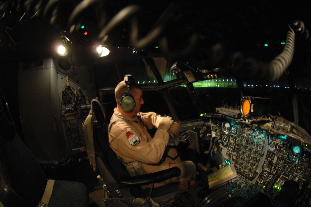 Airmen aid in Iraqi election ballot transport