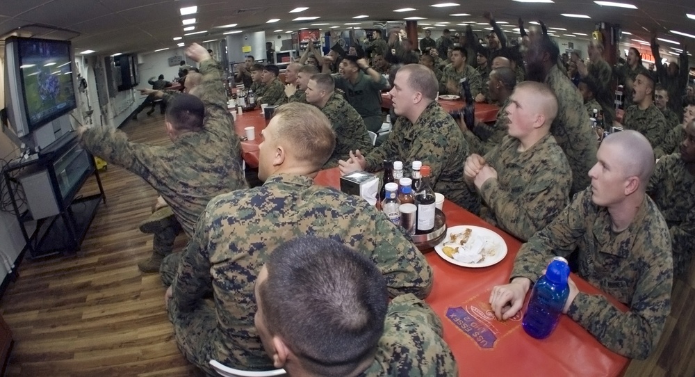 Sailors, Marines cheer during Super Bowl XLIII