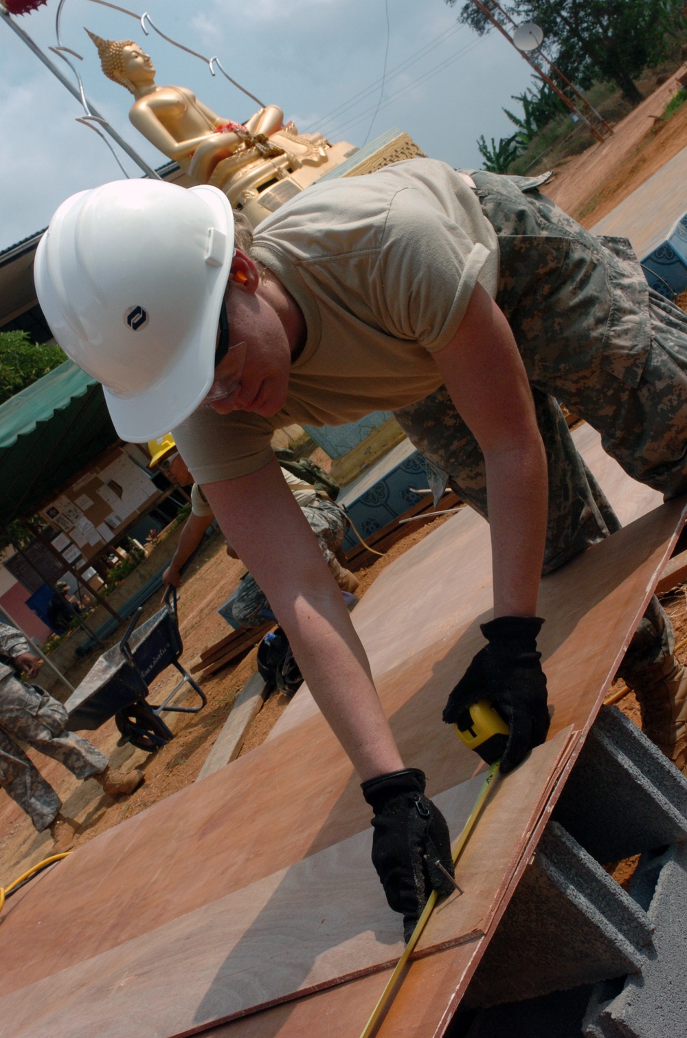 Hawaii Soldiers, Thai marines build classroom, bridges