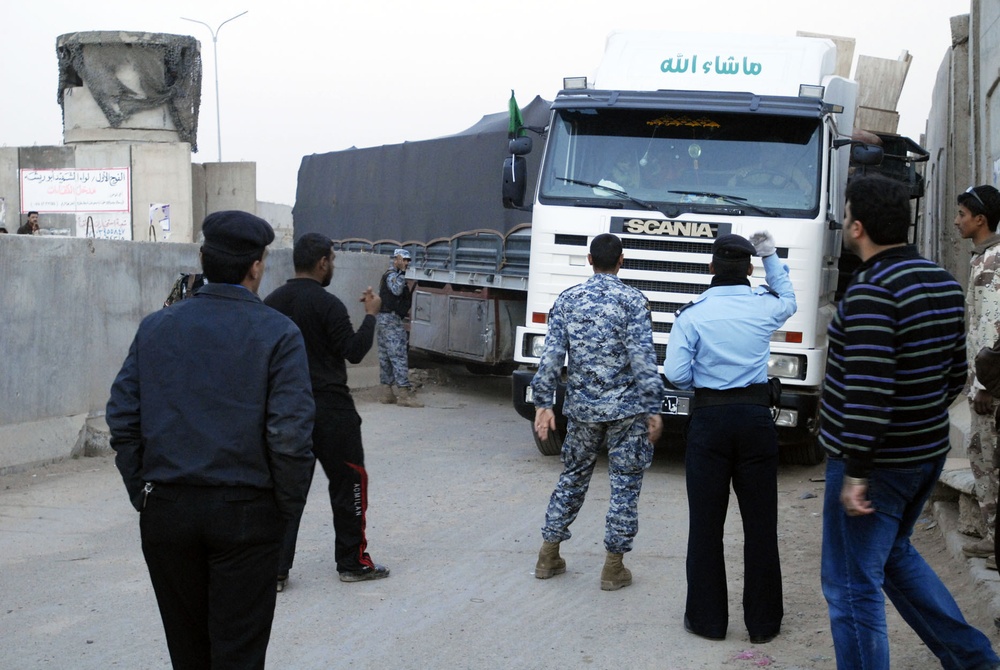 Comanche Troop Soldiers assist Iraqi citizen in jam