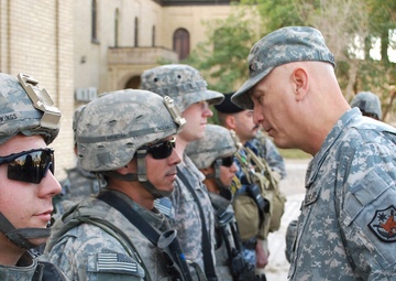 Top U.S. Commander in Iraq Patrols With Iraqi Security Forces, Paratroopers at Famed Book Market