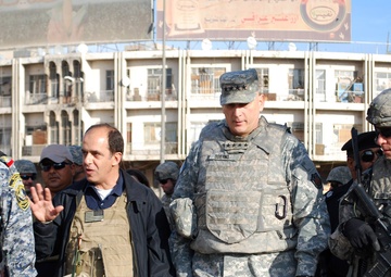 Top U.S. Commander in Iraq Patrols With Iraqi Security Forces, Paratroopers at Famed Book Market