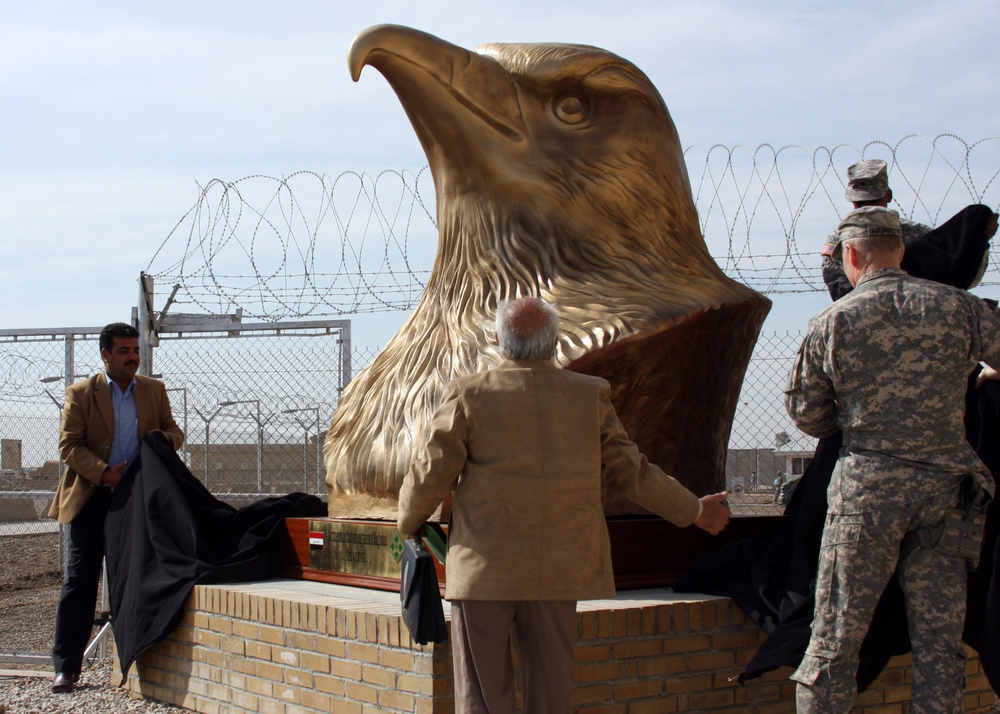 Statue, token of thanks unveiled by Multi-National Division - Baghdad