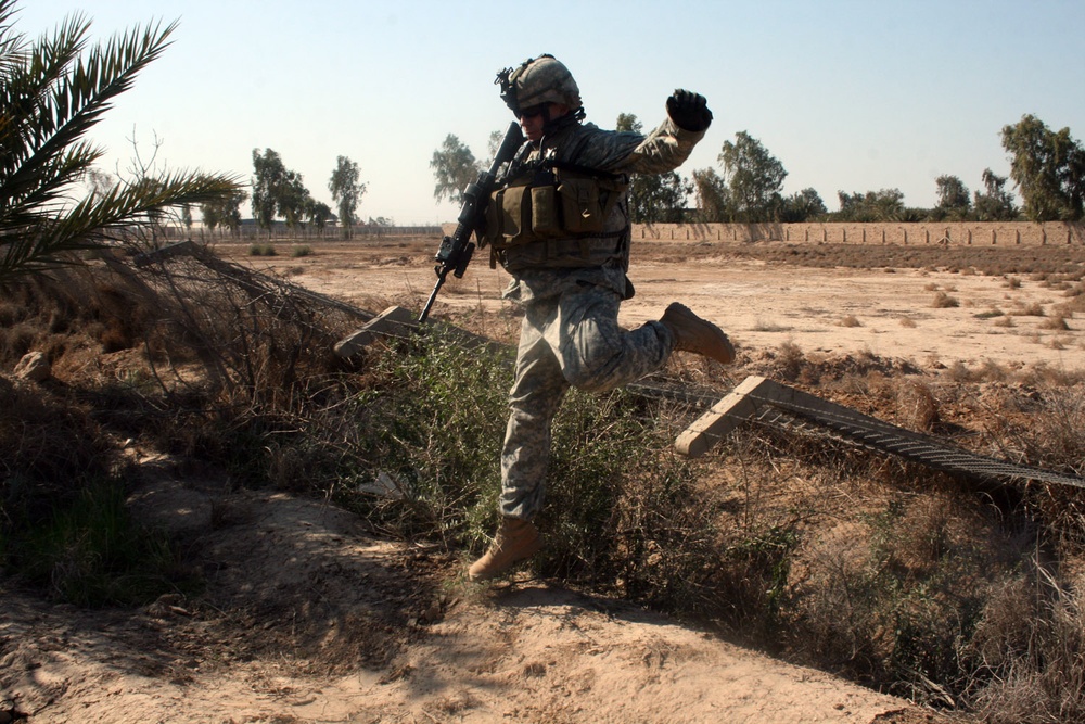 Iraqi Police, Wolfhounds Air Assault Into Hussaniyah