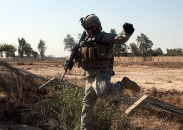 Iraqi Police, Wolfhounds Air Assault Into Hussaniyah