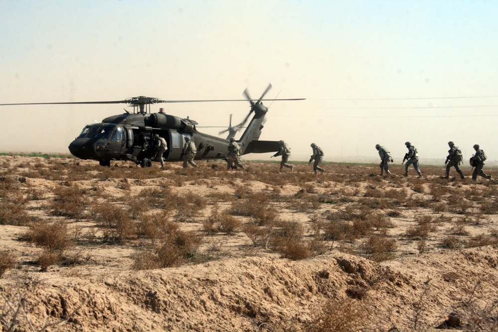 Iraqi police, Wolfhounds air assault into Hussaniyah