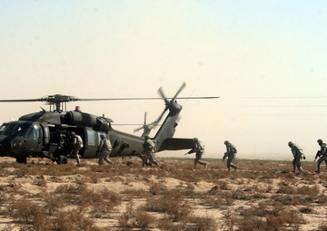 Iraqi police, Wolfhounds air assault into Hussaniyah