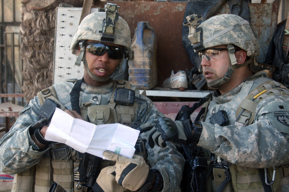 Iraqi police, Wolfhounds air assault into Hussaniyah