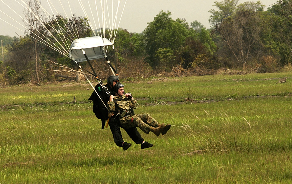 Thai, U.S. Marines Conduct Aerial Delivery Training During Exercise Cobra Gold 2009