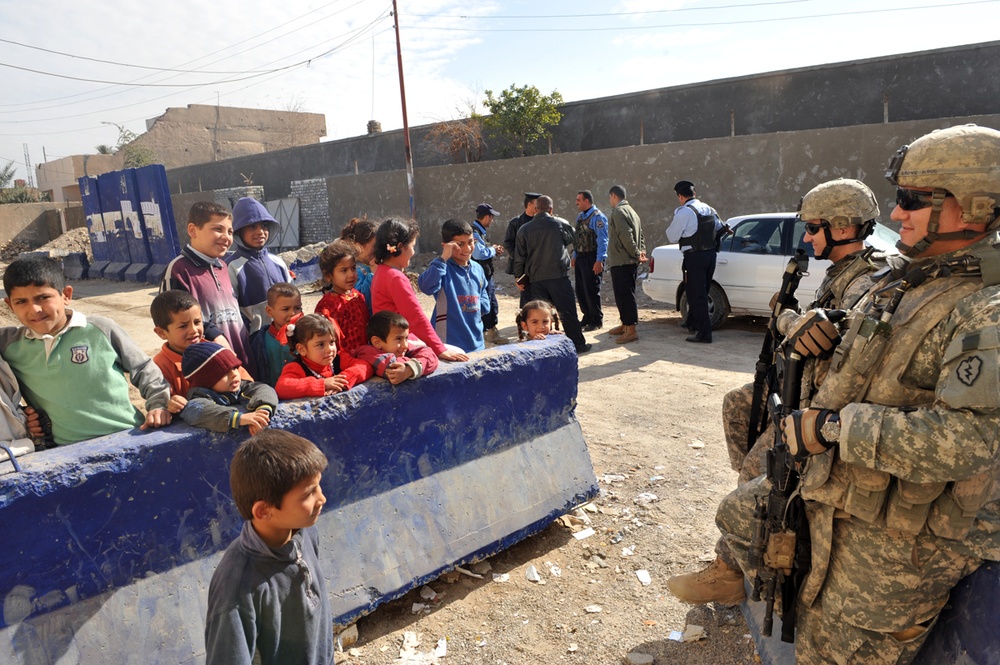 Soldiers reinforce election site security