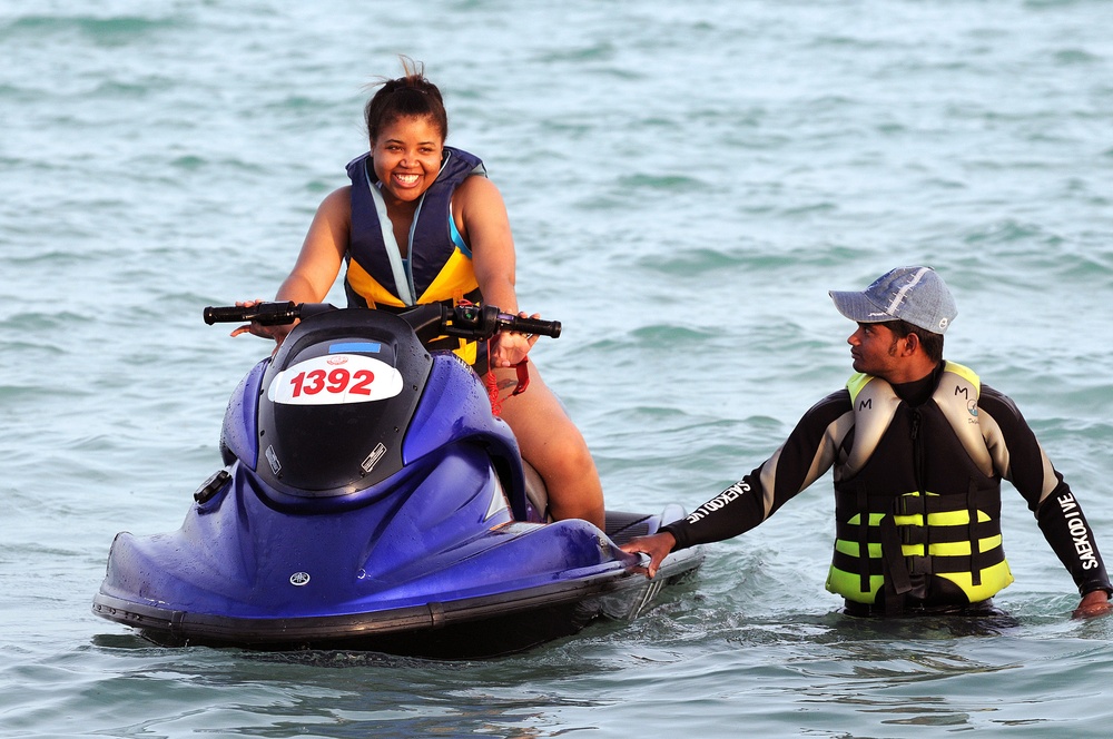 Top Qatar General Hosts Beach Outing